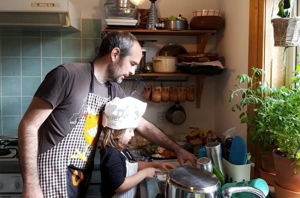 Herbalismo en la cocina: formas sencillas de introducir plantas silvestres y medicinales en tu día a día